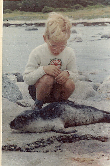 Carl Friis-Hansen together with the seal Igor on Hesselø
